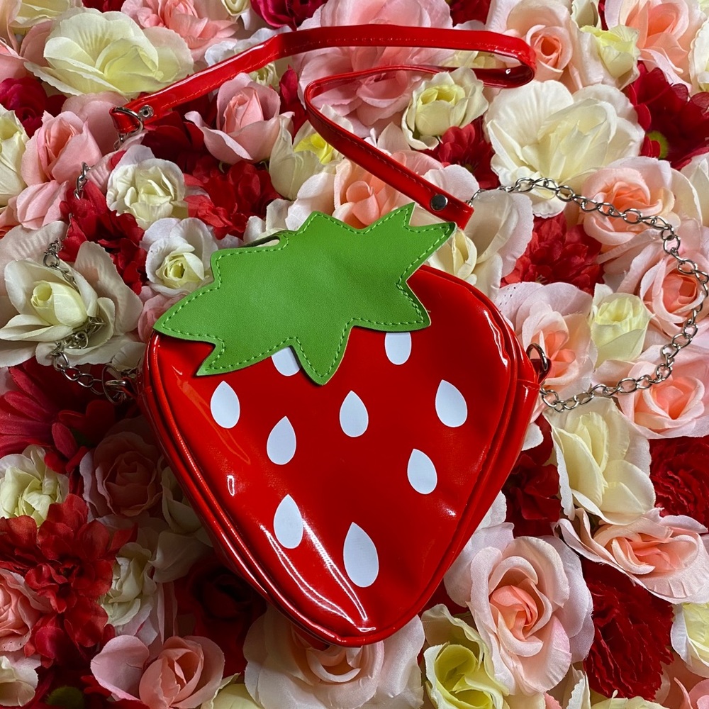 ¡NEW! Strawberry Crossbody Bag